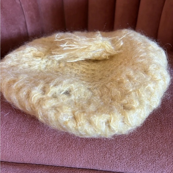 🎅🏻 RARE FIND VINTAGE LOVERS LOT (2) HAND CROCHETED BEANIE HATS YELLOW & BROWN - Picture 3 of 6